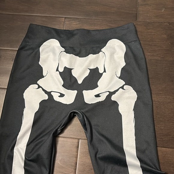 4/$20 Skeleton leggings size s/m youth, Halloween black-and-white - Picture 5 of 5